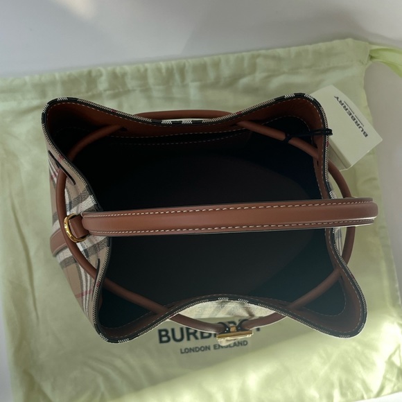 Burberry small TB bucket bag - Picture 3 of 8